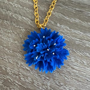 Handgjorda örhängen i polymerlera med blå blåklint – Cernit Clay Jewelry