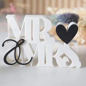 Cartel Decorativo "MR & MRS <3" con Corazón - Decoración Romántica de Boda o Aniversario