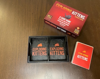 Exploding Kittens カードオーガナイザー：スリーブ付きカードとマニュアルに対応 | Exploding Kittens ボックス（保護スリーブ付き）