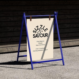 Pu&ograve; includere: Un'insegna a cavalletto con una struttura in metallo blu e un cartello color crema. Il cartello presenta le parole "Sizzle & Savour" in un font stilizzato, insieme a voci di menu e una promozione di cocktail. Il cartello &egrave; tenuto in posizione con cinghie di cuoio marrone.