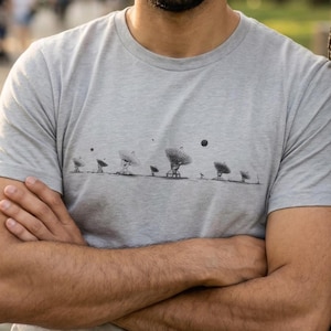 SETI, Very Large Reihe, Suche nach Leben, Pluto Leben, Weltraum thematisiert, verloren, Mond Shirt, Unisex T-shirt, NASA, Astronomie Geschenke, Entdecker