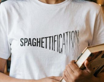 Camiseta de física con texto espaguetizado sobre agujeros negros y fuerzas de marea / Regalo de camiseta de astrofísica / Arte de ciencia teórica