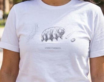 Camiseta de tardígrado / Sin preocupaciones / Camiseta de oso de agua / Regalo de biología / Ciencia de supervivencia / Camiseta blanca