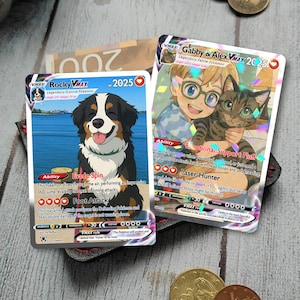 Op de afbeelding: Twee verzamelkaarten met kleurrijke illustraties. E&eacute;n kaart toont een lachende hond, de andere een persoon die een kat vasthoudt. Beide kaarten hebben tekst en staan tegen een vage achtergrond.