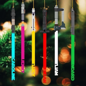 Adorno navideño con sable de luz y nombre personalizado, adorno familiar personalizado 2024, adorno con sable de luz, adorno con nombre de niño, primer adorno navideño