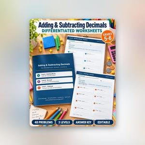 Op de afbeelding: Een set gedifferentieerde werkbladen voor wiskunde getiteld Adding & Subtracting Decimals voor groep 7-8. De set bevat een donkerblauwe map, twee oefenbladen, een roze rekenmachine, munten en kleurpotloden op een houten ondergrond.