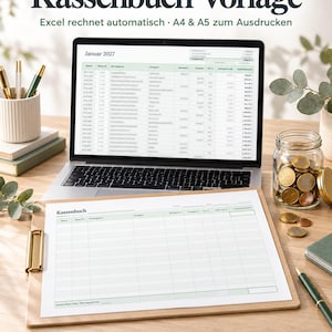 Könnte beinhalten: Eine digitale Kassenbuch-Vorlage auf einem Laptop-Bildschirm und eine ausgedruckte Version auf einem Holz-Klemmbrett. Das Dokument enthält Spalten für Datum, Belegnummer, Buchungstext, Kategorie, Einnahmen, Ausgaben, USt. und den Kassenbestand in Euro.