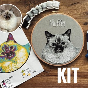 Peut inclure: Un kit de broderie DIY avec une image couleur d'un chat avec le nom "Muffin" brodé en perles blanches sur un tissu gris. Le kit comprend une aiguille, un cerceau à broder et du fil à broder dans différentes nuances de gris.