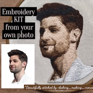 以下が含まれることがあります： 男性の肖像画が刺繍された刺繍キット。茶色とベージュの色合いで、クリーム色の生地に施されています。「Embroidery KIT from your own photo」の文字が肖像画の上に表示されています。男性の小さな写真も含まれています。