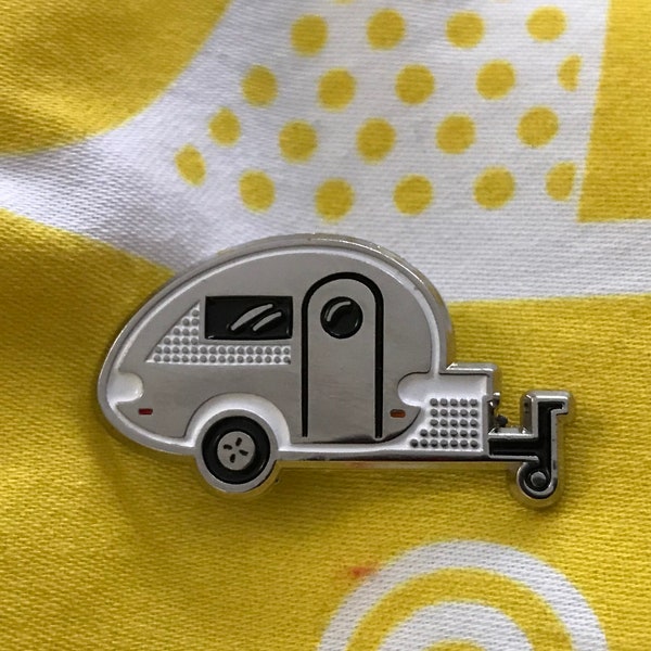 Kleiner Anhänger Emaille Pin, T@B Anhänger, Happy Camper, Teardrop, Camping Pin, Weiß