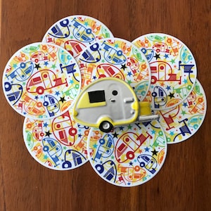 Happy Camper T@B Trailer-klistermärke: Färgglad husvagnsdekal i vinyl