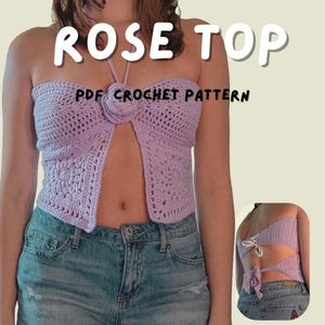 Könnte beinhalten: Ein helllila gehäkeltes Top mit einem Rosendetail in der Mitte. Das Top ist vorne offen und hat einen Neckholder-Ausschnitt. Der Text "ROSE TOP" und "PDF CROCHET PATTERN" ist auf dem Bild zu sehen. Das Top wird mit blauen Jeansshorts kombiniert.