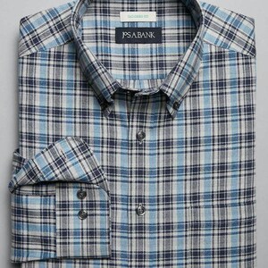 Pode incluir: Uma camisa de manga comprida com botões em xadrez azul e branco com uma etiqueta Jos. A. Bank. A camisa tem um caimento ajustado.