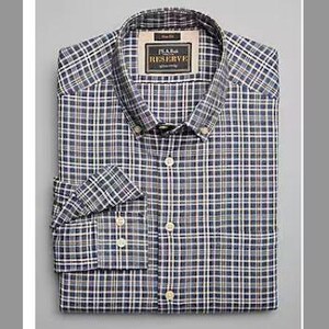 Pode incluir: Uma camisa de manga comprida com botões em xadrez azul, branco e amarelo com o texto "P.L.A.I.D. RESERVE" na etiqueta.