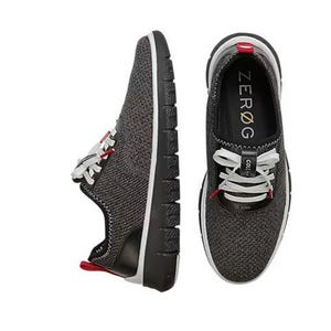 Puede incluir: Un par de zapatillas deportivas negras y grises con cordones blancos y un acento rojo. Las zapatillas tienen la palabra "ZERO&G" impresa en el lateral.