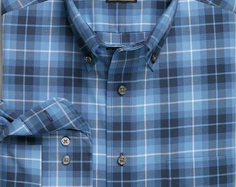 Op de afbeelding: Een lang mouw overhemd met knopen in blauw-witte ruit met een Jos. A. Bank Traveler label.
