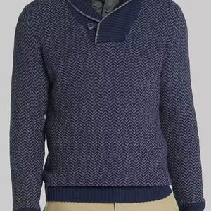 Pode incluir: Um suéter azul marinho com padrão de espinha de peixe e uma gola contrastante. A gola tem um fecho de botão.