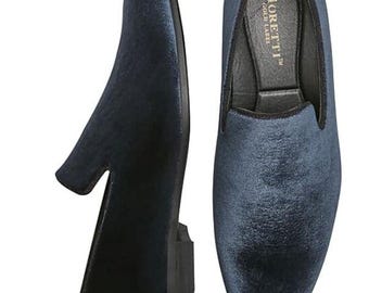 Op de afbeelding: Een paar blauwe fluwelen loafers met een zwarte leren zool. De loafers zijn slip-on en het merk "Moretti Gold Label" staat gedrukt op de binnenzool.