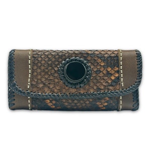 Cartera de mano artesanal de piel de serpiente Trifecta con puntada de látigo estilo western en color topo, cierre con piedra de obsidiana, billetera de lujo estilo western, billetera de vaquera