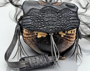 Tas met schelpdieren alligator gordeldier, gevlochten leer, opgestikte tas, obsidiaansteenaccent