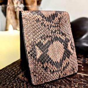 Cartera de piel de serpiente de estilo occidental de perfil delgado Caffe Mocha, billetera plegable, ranura para 6 tarjetas, billetera occidental hecha a mano, billetera de vaquero