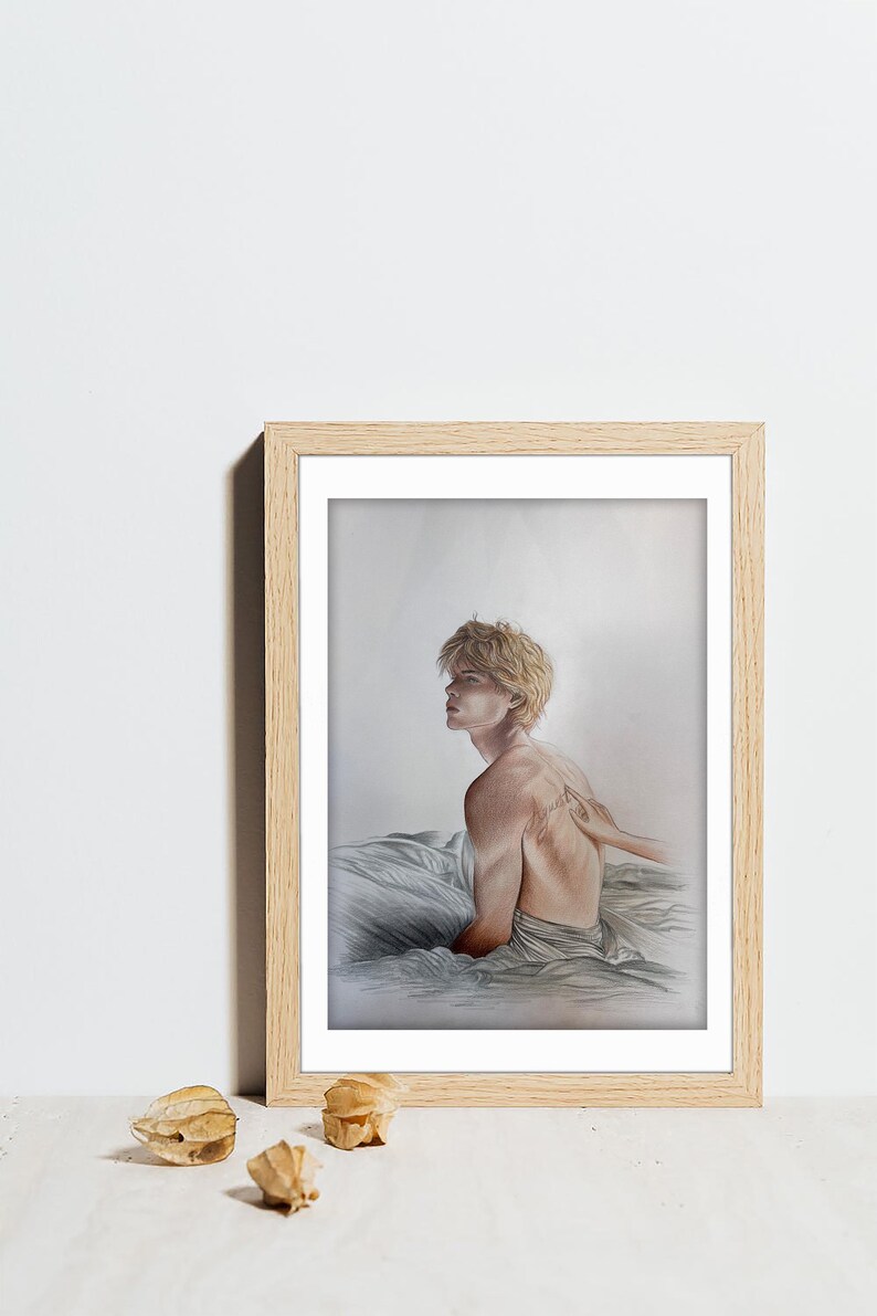 K&ouml;nnte beinhalten: Ein gerahmter Kunstdruck mit einer Bleistiftzeichnung einer Person mit blonden Haaren, die sitzt und zur Seite blickt. Das Kunstwerk befindet sich in einem hellen Holzrahmen mit neutralem Hintergrund.