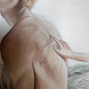 K&ouml;nnte beinhalten: Farbstiftzeichnung des R&uuml;ckens einer Person mit dem Wort "quest" auf der Schulter t&auml;towiert. Eine Hand ber&uuml;hrt das Tattoo. Die Person hat blondes Haar und tr&auml;gt eine grau gestreifte Hose.