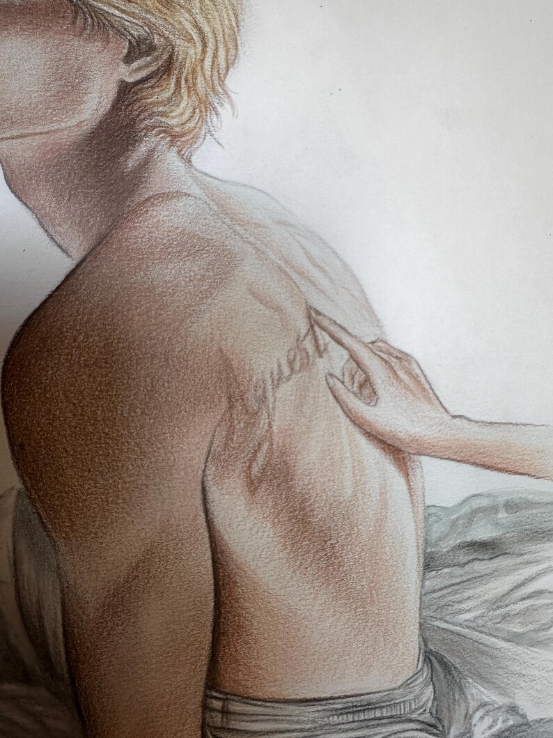 K&ouml;nnte beinhalten: Farbstiftzeichnung des R&uuml;ckens einer Person mit dem Wort "quest" auf der Schulter t&auml;towiert. Eine Hand ber&uuml;hrt das Tattoo. Die Person hat blondes Haar und tr&auml;gt eine grau gestreifte Hose.