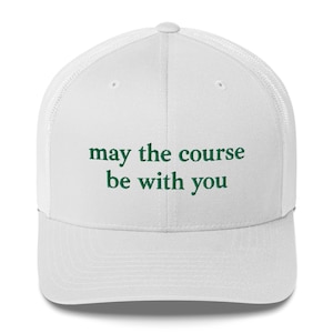 Gorra de golf deportiva y elevada de color blanco o tostado con texto bordado en verde &quot;May the Course be With You&quot;, juego de palabras y parte posterior transpirable