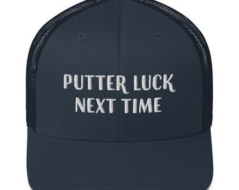 Cappello da golf da camionista bianco o marrone chiaro, piccante e sportivo - "Putter Luck Next Time" - Testo ricamato in verde, gioco di parole, parte posteriore traspirante