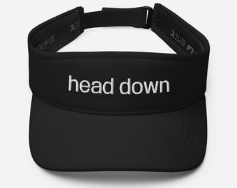 Visera de golf deportiva y elevada en blanco, negro o azul marino: "Head Down" (cabeza abajo), texto blanco bordado, juego de palabras, parte posterior transpirable