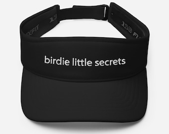 Visera de golf deportiva y elevada en color negro o azul marino: "Birdie Little Secrets", texto bordado en blanco, juego de palabras, parte posterior transpirable