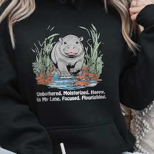Ongehinderd. Gehydrateerd. Gelukkig. In Mijn Lane. Gefocust. Bloeiend shirt, Moo Deng-shirt, schattige baby nijlpaard Moo Deng springkussen in Thais shirt