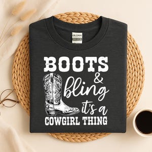 Bottines fantaisie, t-shirt coquette western, haut toile du Jouy, t-shirt graphique botte de cow-girl coquette, chemise cow-girl rodéo