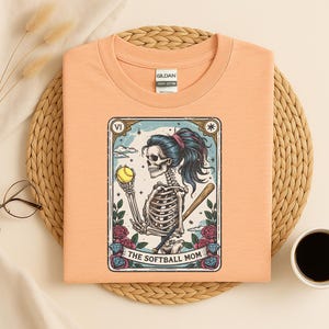 Camiseta de mamá de softbol, camiseta de tarot de mamá de softbol Comfort Colors®, camiseta de mamá de softbol con esqueleto de Halloween, regalo del día de la madre para mamá de softbol