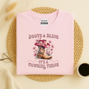 Bottines fantaisie, t-shirt coquette western, haut toile du Jouy, t-shirt graphique botte de cow-girl coquette, chemise cow-girl rodéo
