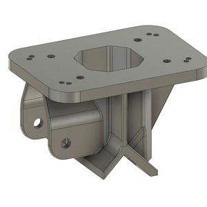 Op de afbeelding: Een grijze metalen beugel in industriële stijl met een platte rechthoekige bovenplaat met meerdere ronde montagegaten en een centrale achthoekige opening. Het onderdeel bevat een versterkte verticale steunstructuur met zijwaartse gaten.