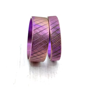 Lila Gerändelter Titanring - Hypoallergener Pink Titanschmuck. Rustikaler Brutalistischer Ring