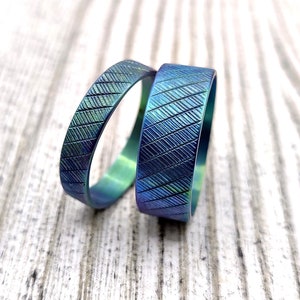 Aquamarin Blauer Titanring - Ungewöhnliches blaues Titanband. Rustikaler Brutalistischer Ring