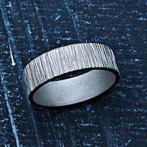 Matte titanium ring: elke breedte (4-15 mm), trouwring met rustieke boomschorsstructuur.