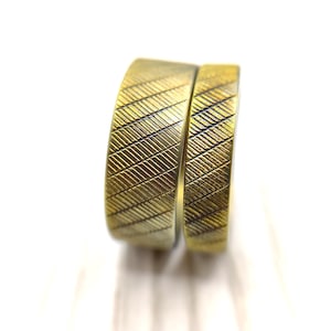 Gekordelter Titanring - Hypoallergener Gelber Titanschmuck. Rustikaler Brutalistischer Ring