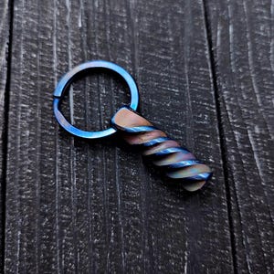 Twisted Rainbow Titan Schlüsselbund - Stilvoller EDC Schlüsselbund, langlebiger Titan Schmuck, blaue Titan Schlüsselanhänger, Techniker Titan Geschenk