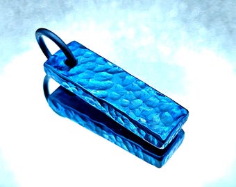 Colgante de barra de titanio anodizado martillado: Titanio azul brillante, joyería industrial moderna