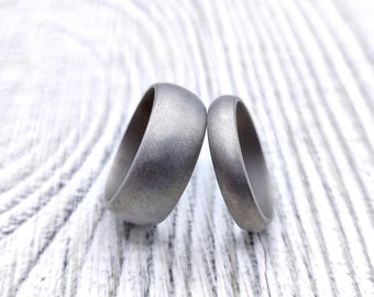 Mat titanium koepelring: hypoallergene trouwring, minimalistische stijl