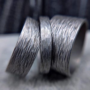 Anillo de titanio con textura de corteza de árbol - Alianza de boda gris plata mate