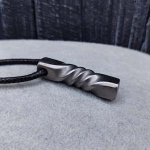 Grijze vierkante staaf gedraaide titanium hanger - Stijlvolle EDC-ketting, duurzame titanium sieraden, grijze ruwe titanium hanger