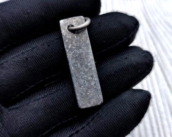 Hanger met gekristalliseerde titanium staaf: Ruw grijs titanium, moderne industriële sieraden