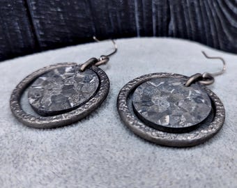 Handgjorda kristalliserade titanörhängen: Smidda skivhängen med slitage