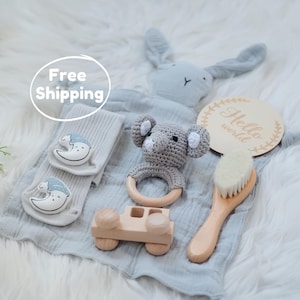 Baby Geschenk Box Graues Personalisiertes Set Neugeborene Spielzeug Babyparty Mutter Geschenk Benutzerdefinierte Holzuntersetzer Kinderzimmer Dekor Säugling Lovey Socken Haarbürste Rassel