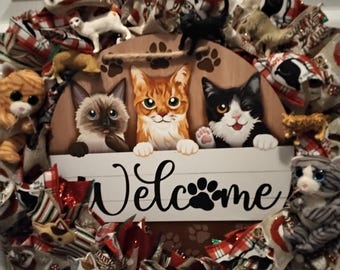 Una corona de bienvenida hecha a mano con forma de gatito